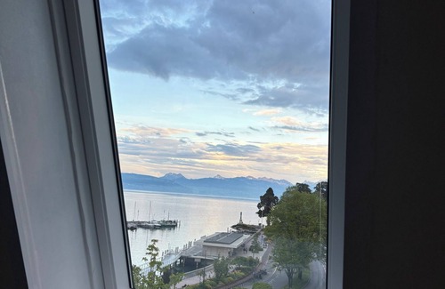 Evian-les-Bains Wohnung | Charming little studio with lake and mountain views from the bed.