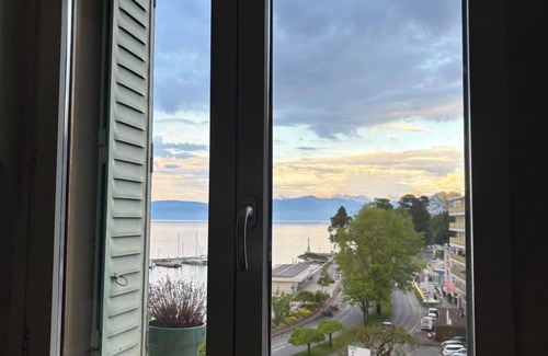 Evian-les-Bains Wohnung | Charming little studio with lake and mountain views from the bed.