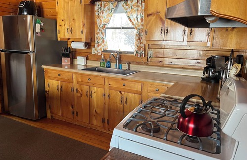 Jackman Kabine | Charming Log Cabin on Big Wood Pond in Jackman, Maine