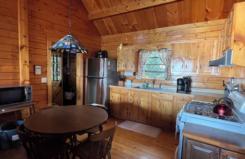 Jackman Kabine | Charming Log Cabin on Big Wood Pond in Jackman, Maine