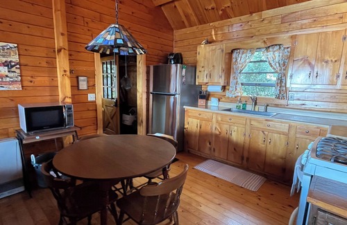 Jackman Kabine | Charming Log Cabin on Big Wood Pond in Jackman, Maine