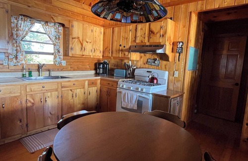 Jackman Kabine | Charming Log Cabin on Big Wood Pond in Jackman, Maine