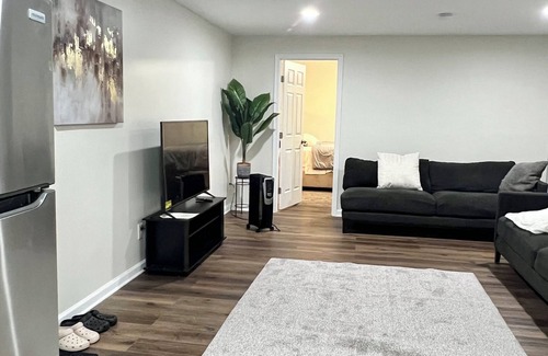 Pasadena Haus | Charming Lower Level Guest Unit Apt, Fully Equipped Kitchen, WiFi, 2 Queen Beds