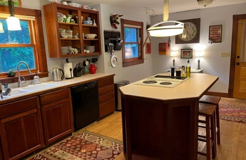 Mackinac Island Hütte | Charming Mackinac Island cottage close to Woods golf course