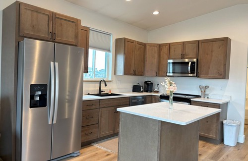 Ranchester Haus | Charming Modern Cabin - Minutes from the Mountains!