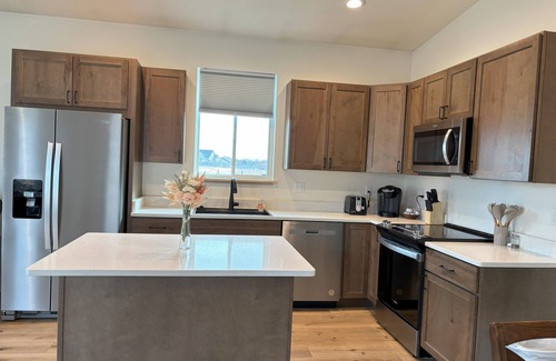 Ranchester Haus | Charming Modern Cabin - Minutes from the Mountains!