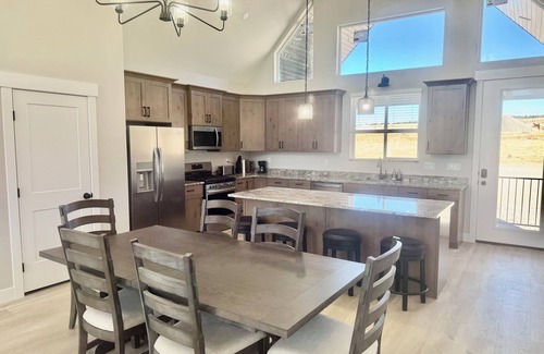 Bicknell Kabine | Charming Moonstone Lodge in beautiful Bicknell with AC, WiFi