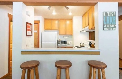 Tahoe Woods Eigentumswohnung | Charming Mtn Chalet (Studio), near lake & ski