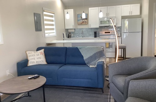 Williams Town Wohnung | Charming New Blue Studio on water with dock, WiFi & AC in fun time Freeport