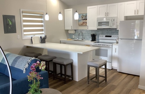 Williams Town Wohnung | Charming New Blue Studio on water with dock, WiFi & AC in fun time Freeport