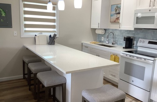 Williams Town Wohnung | Charming New Blue Studio on water with dock, WiFi & AC in fun time Freeport