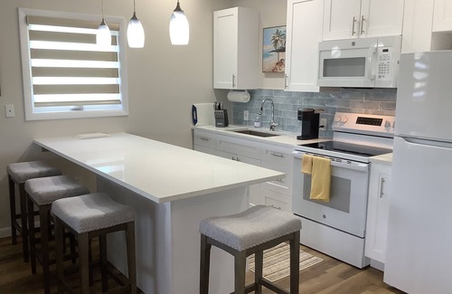 Williams Town Wohnung | Charming New Blue Studio on water with dock, WiFi & AC in fun time Freeport