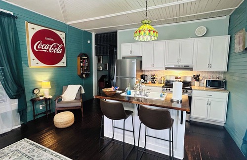 Centreville Wohnung | Charming old country store style residence in the town of Brent, Alabama.