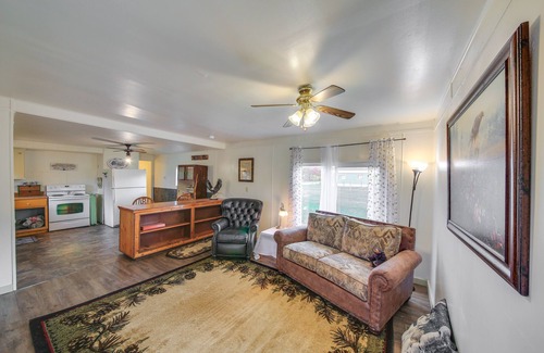 Libby Hütte | Charming Old Farmhouse in Libby: Pets Welcome!