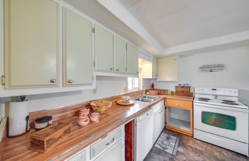 Libby Hütte | Charming Old Farmhouse in Libby: Pets Welcome!