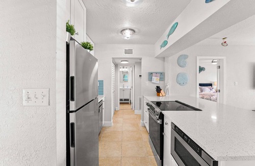 Pass-a-Grille Historic District Eigentumswohnung | Historische Pass-a-Grille Strandwohnung mit Pool St. Pete Beach