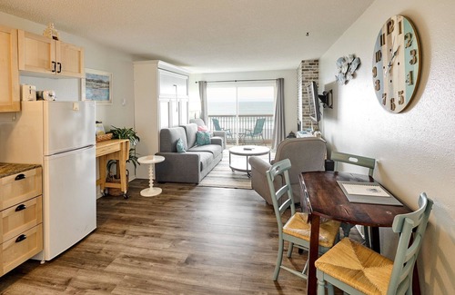 Lincoln City Eigentumswohnung | Charming, pet-friendly condo with pool/hot tub access, and great ocean views is "Shore To Please"