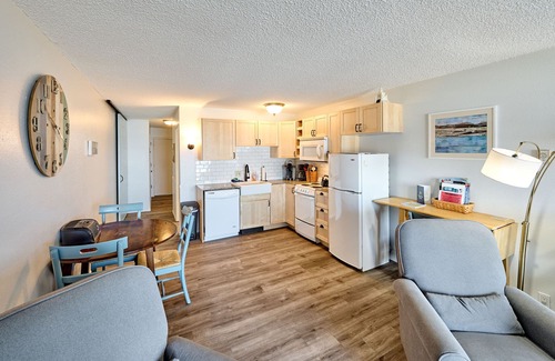 Lincoln City Eigentumswohnung | Charming, pet-friendly condo with pool/hot tub access, and great ocean views is "Shore To Please"