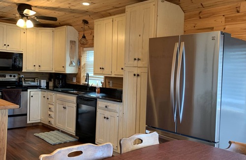 Gladwin Hütte | Charmantes Pratt Lake Lakefront 2BR Cottage