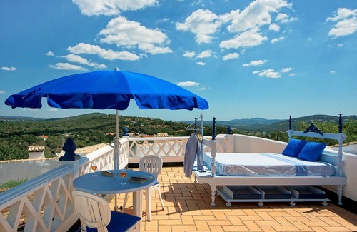 Sao Bras de Alportel Hütte | Charming 2 Bed Cottage with Private Pool and Wonderful Roof Terrace