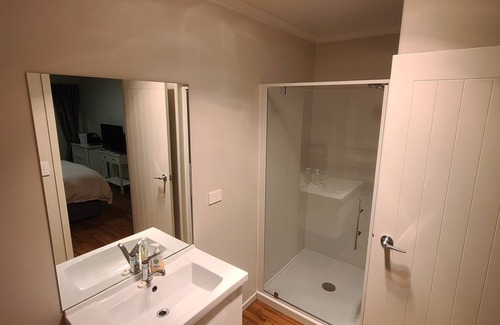 Rangiriri Wohnung | Charming Queen Bedroom Studio Near SH1 & Hampton Downs: Pet-Friendly!