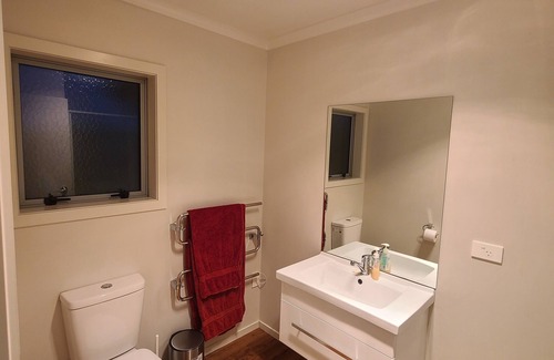 Rangiriri Wohnung | Charming Queen Bedroom Studio Near SH1 & Hampton Downs: Pet-Friendly!