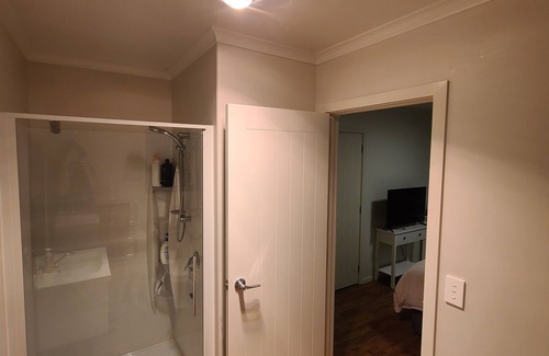 Rangiriri Wohnung | Charming Queen Bedroom Studio Near SH1 & Hampton Downs: Pet-Friendly!