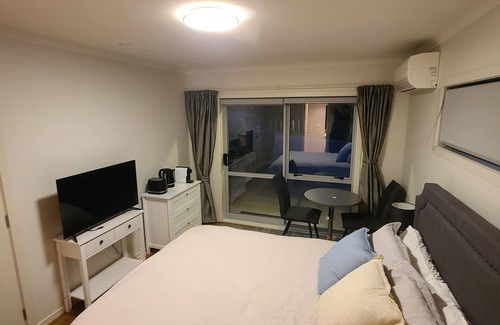 Rangiriri Wohnung | Charming Queen Bedroom Studio Near SH1 & Hampton Downs: Pet-Friendly!