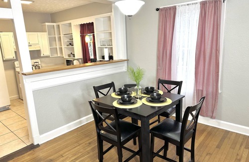 Fondren Haus | Charming & Relaxing Fondren Home Sleep 6
