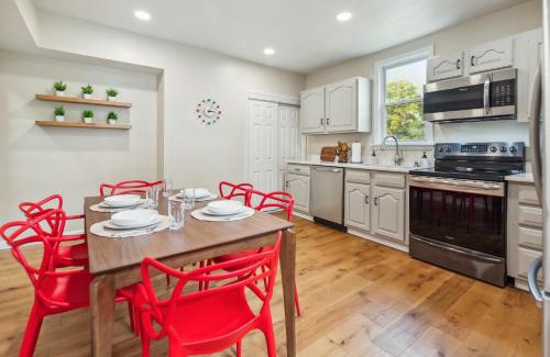 Castle Shannon Haus | Charming Remodeled 3-BR Bungalow near Attractions