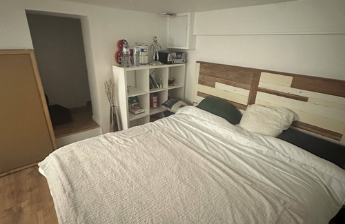 Colombes Bed & Breakfast | Charming room with WiFi in Colombes for girls only