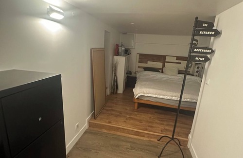 Colombes Bed & Breakfast | Charming room with WiFi in Colombes for girls only