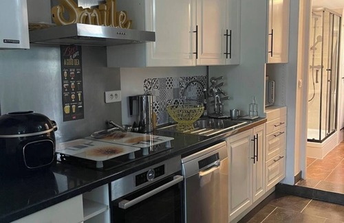 Colombes Bed & Breakfast | Charming room with WiFi in Colombes for girls only