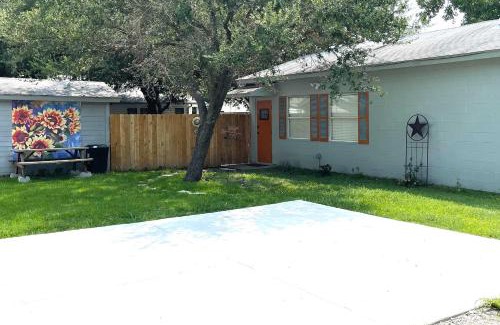 Rowlett Haus | Charming Rowlett Guest Cottage Walk Downtown
