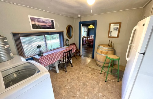 Polson Kabine | Charming rustic cabin with shared lake access and golf course views.