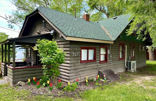 Polson Kabine | Charming rustic cabin with shared lake access and golf course views.
