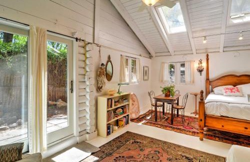 Tesuque Haus | Charming Santa Fe Studio Cabin with Patio and Yard!