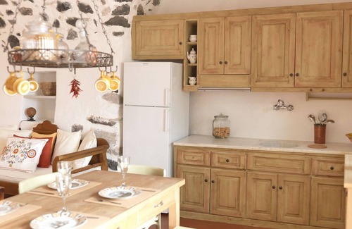 Exo Gonia Villa | Charming Santorini Villa | Pori House | 1 Bedroom | Rustic & Traditional Interior | Exo Gonia