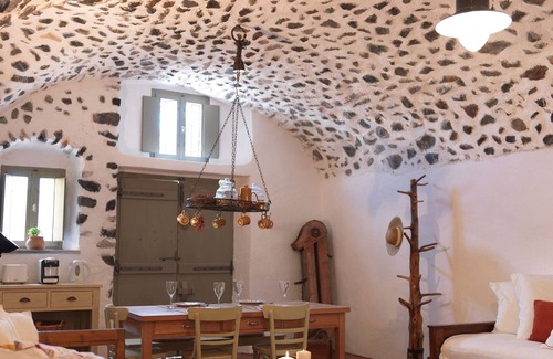 Exo Gonia Villa | Charming Santorini Villa | Pori House | 1 Bedroom | Rustic & Traditional Interior | Exo Gonia