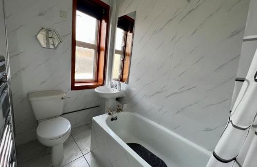 Broughty Ferry Wohnung | Charming Seaside home Sleeps 4 with free parking