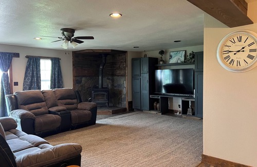 Caputa Haus | Charming Small-Town Getaway in New Underwood