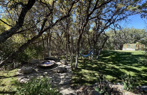 Alpine Haus | Charming Spacious 2-bedroom Guest Suite in Highland