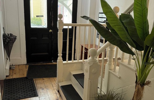 Salem Wohnung | Charming studio apartment in lovely down town Salem with WiFi & Cable