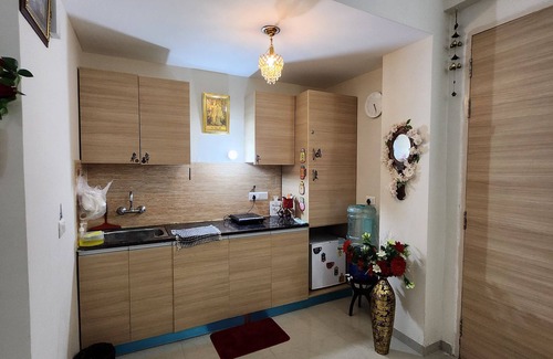 Vrindavan Wohnung | Charming studio in enchanting Vrindavan with AC, kitchenette,TV & pretty Balcony
