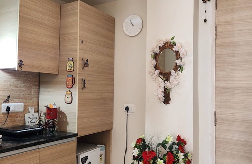 Vrindavan Wohnung | Charming studio in enchanting Vrindavan with AC, kitchenette,TV & pretty Balcony