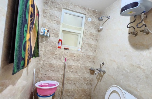 Vrindavan Wohnung | Charming studio in enchanting Vrindavan with AC, kitchenette,TV & pretty Balcony