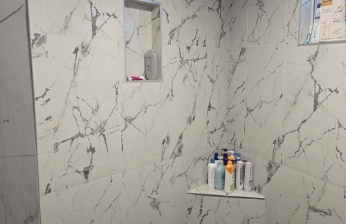 Dover Haus | Charming studio in peaceful Dover with AC, WiFi, pool, hot tub