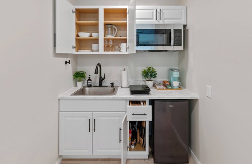 Riverside Haus | Charming studio near UCR, Downtown & plazas