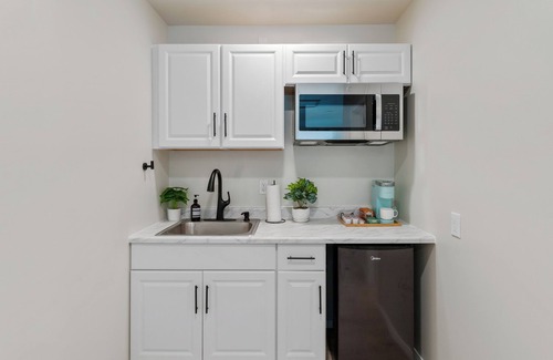 Riverside Haus | Charming studio near UCR, Downtown & plazas