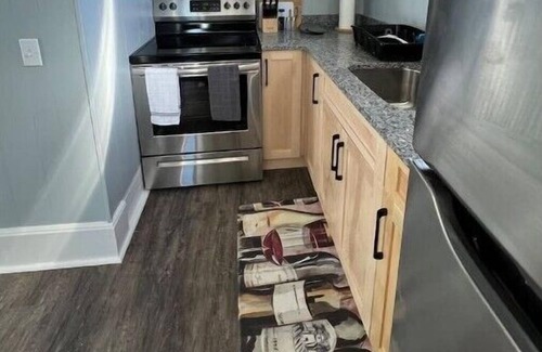 Colebrook Wohnung | Charming studio unit in the heart of downtown Colebrook!n